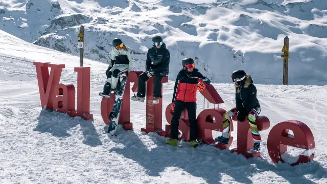 Sciatori e snowboarder davanti alle lettere della Val d'Isère