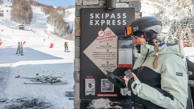 Recharger son forfait de ski facilement dans le village avec son téléphone à Val d'Isère