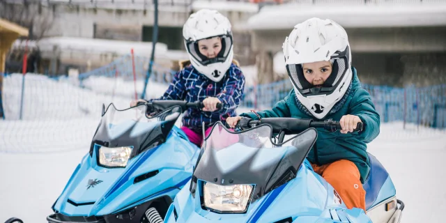 Mini motoneige avec deux enfants qui jouent