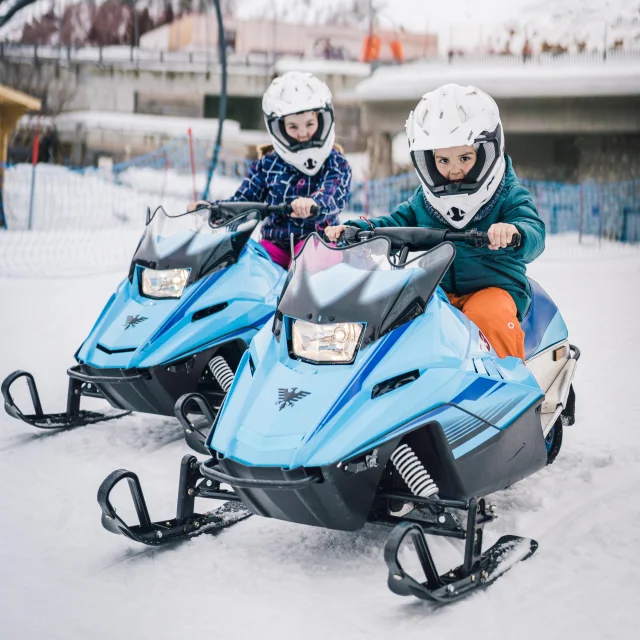 Mini motoneige avec deux enfants qui jouent