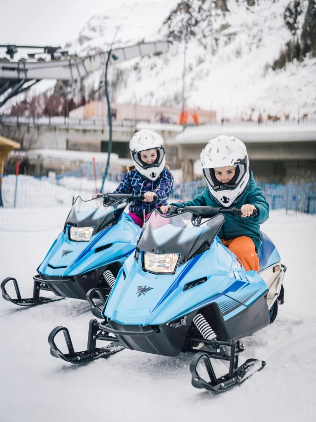 Mini motoneige avec deux enfants qui jouent