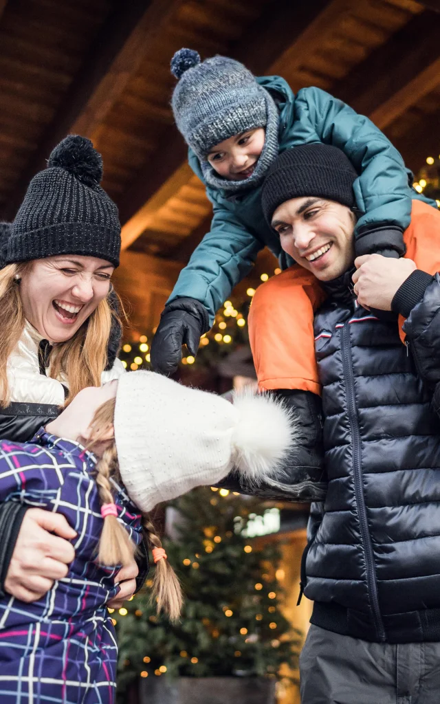 Famille et enfants qui s'amusent dans le village à Val d'Isère