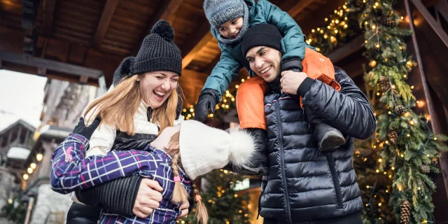 Famille et enfants qui s'amusent dans le village à Val d'Isère