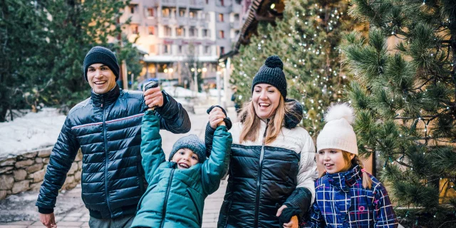 Famille et enfants qui s'amusent dans le village à Val d'Isère