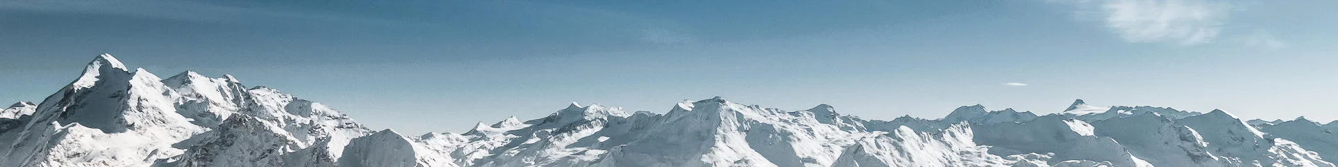 Magnifique vue en hauteur du village de Val d'Isère et son domaine en hiver