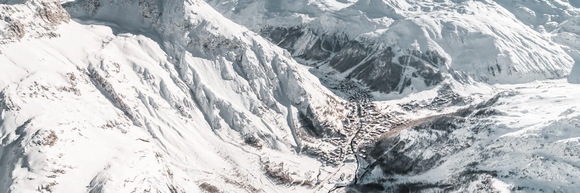 Magnifique vue en hauteur du village de Val d'Isère et son domaine en hiver