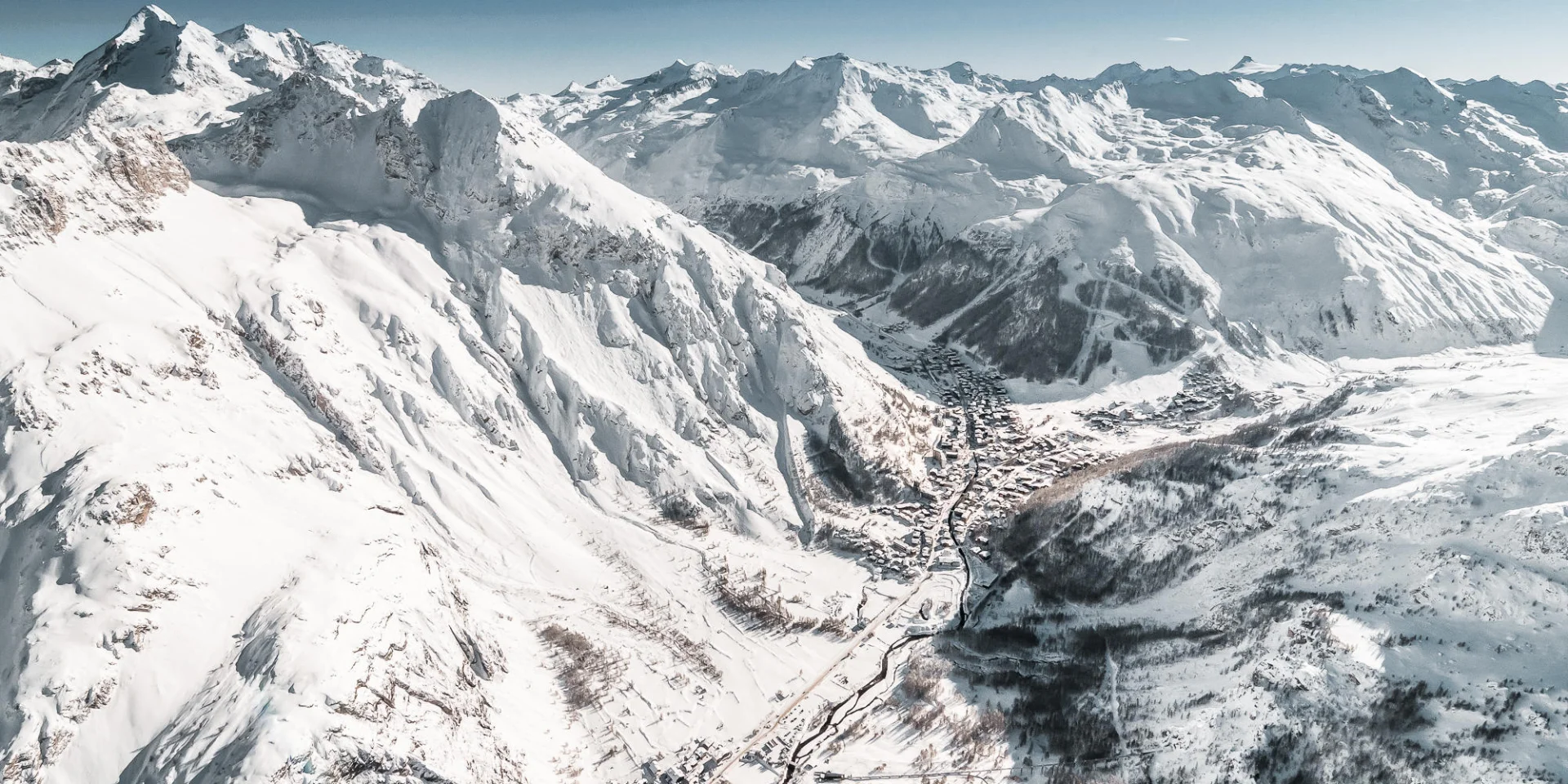 Magnifique vue en hauteur du village de Val d'Isère et son domaine en hiver