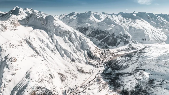 Magnifique vue en hauteur du village de Val d'Isère et son domaine en hiver