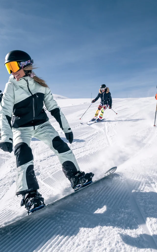 Skieurs et snowbordeurs dévalant les pistes de Val d'Isère