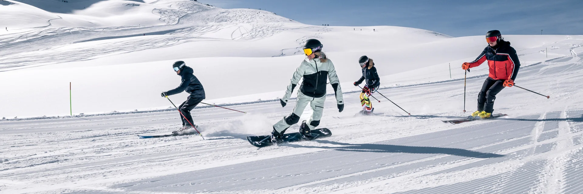 Skieurs et snowbordeurs dévalant les pistes de Val d'Isère