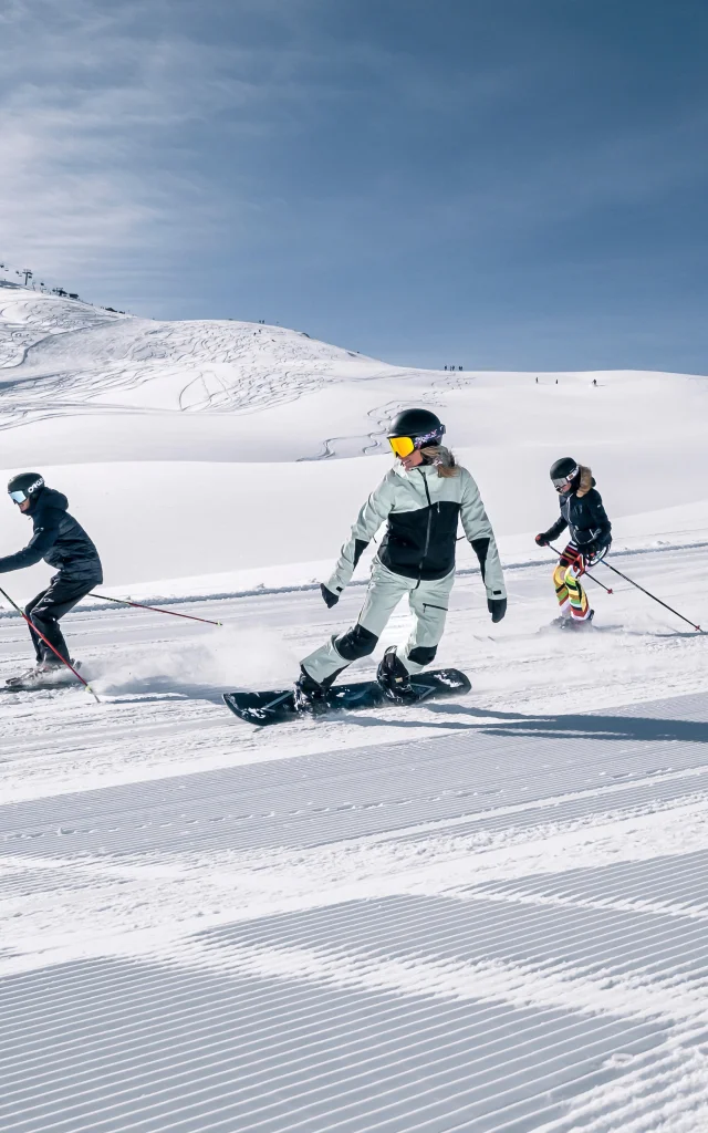 Skieurs et snowbordeurs dévalant les pistes de Val d'Isère