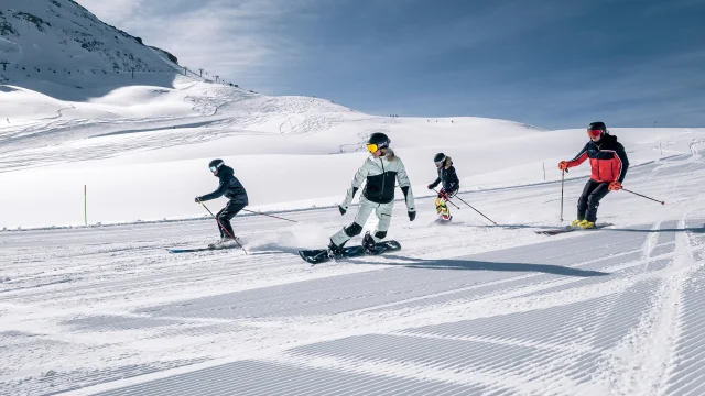 Skieurs et snowbordeurs dévalant les pistes de Val d'Isère