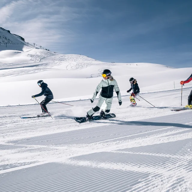 Skieurs et snowbordeurs dévalant les pistes de Val d'Isère