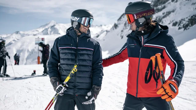 Skieurs et snowbordeurs dévalant les pistes de Val d'Isère