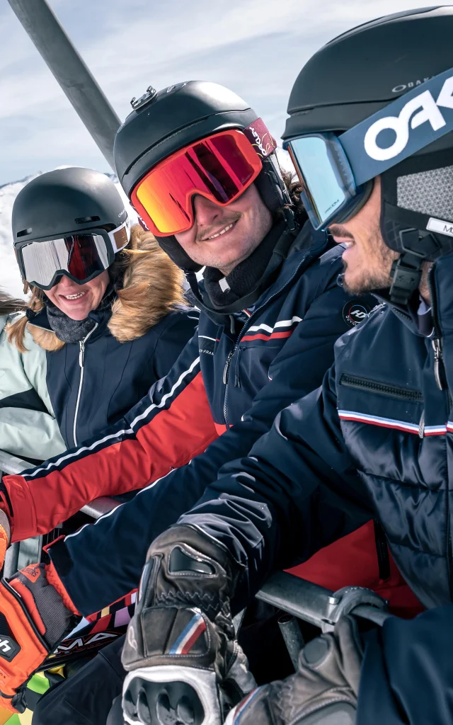Skieurs et snowbordeurs sur un télésiège