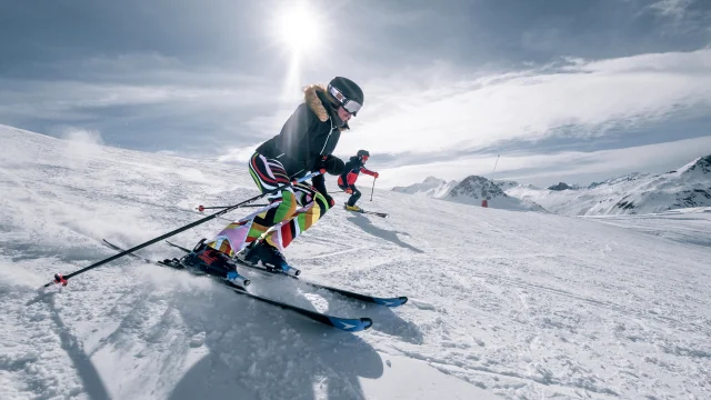 Skieurs et snowbordeurs dévalant les pistes de Val d'Isère