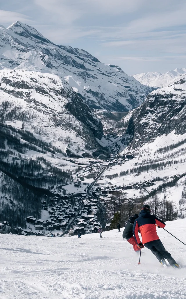 Skiers and snowboarders on the slopes of Val d'Isère