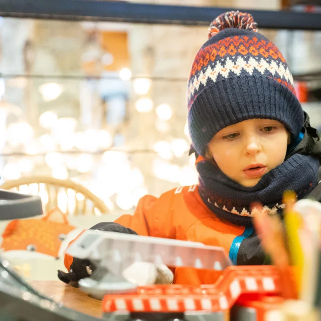 Enfant en train de jouer dans l'espace enfant de l'Office de Tourisme de Val d'Isère