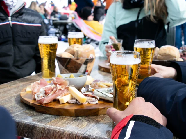 Apéro après ski entre amis