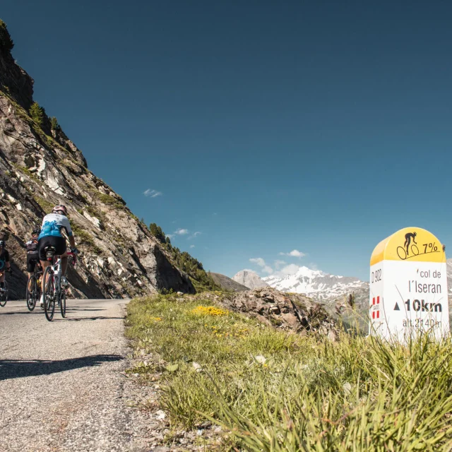 Montée du col de l'Iseran par deux cyclistes