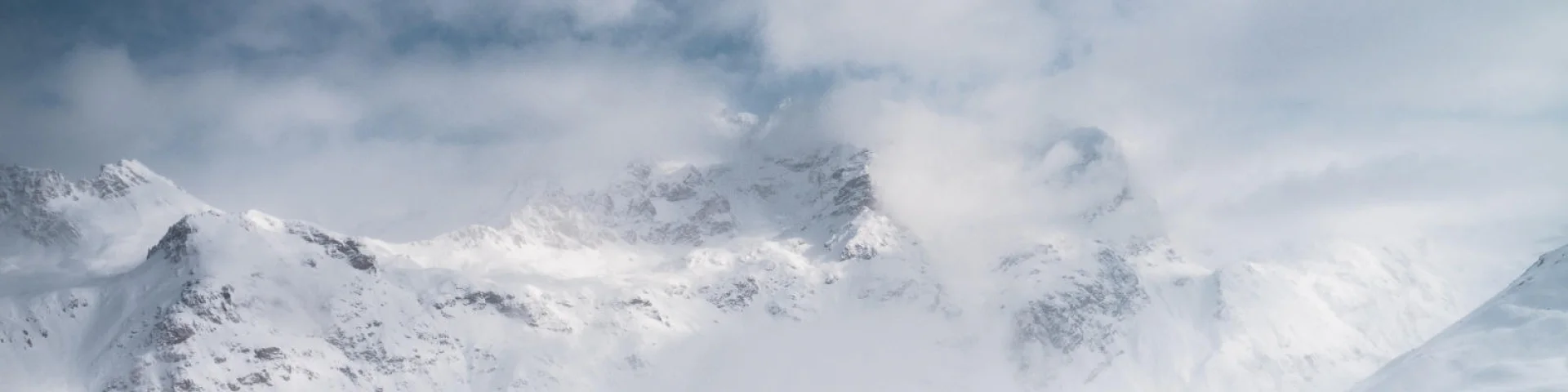 Hors piste entre amis qui regardent la vue