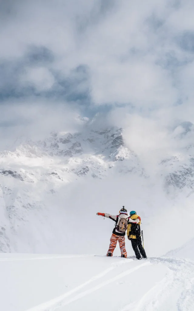 Hors piste entre amis qui regardent la vue