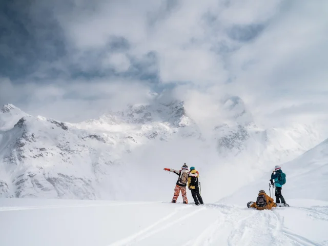 Hors piste entre amis qui regardent la vue