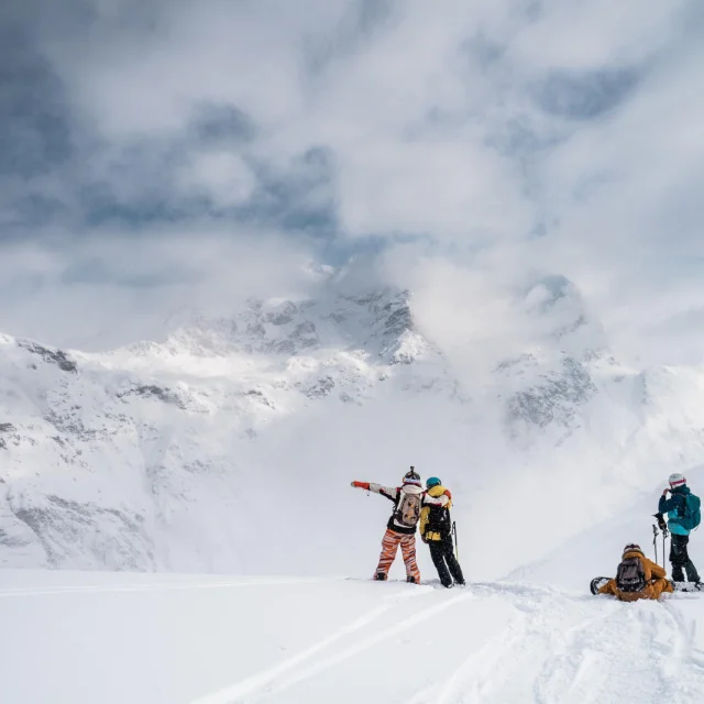 Hors piste entre amis qui regardent la vue