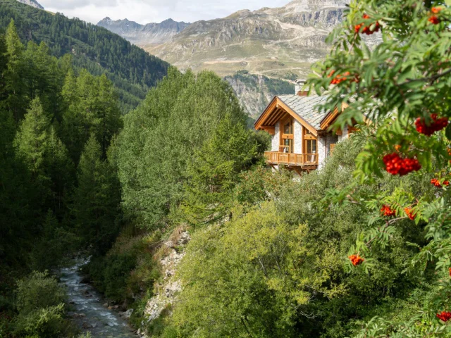 Le Fornet, maison cachée dans la verdure et petit ruisseau