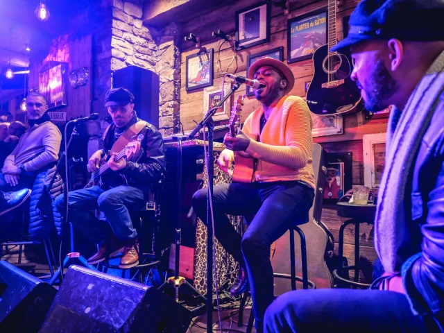 Musiciens qui jouent à la Baraque