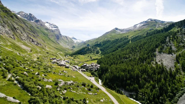 Vista aerea del villaggio in estate