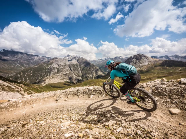 Personne en VTT sur les pistes du Bike Park Tignes - Val d'Isère