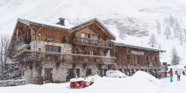 Ferme de l'Adroit sous la neige en hiver à Val d'Isère