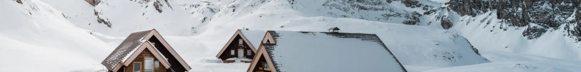 Refuge du Fond des Fours en hiver sous la neige à Val d'Isère