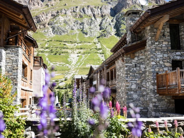 Dans les ruelles du village en été