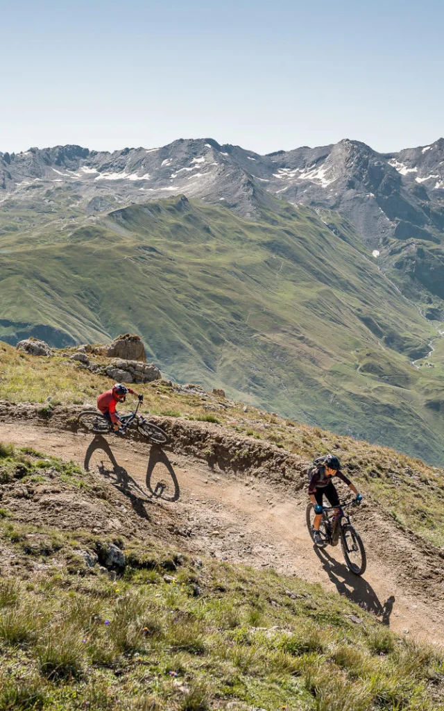 Trois personnes en VTT sur les pistes du Bike Park Tignes - Val d'Isère