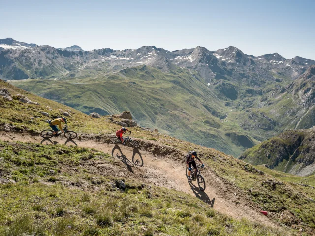 Three mountain bikers on the slopes of the Bike Park Tignes - Val d'Isère