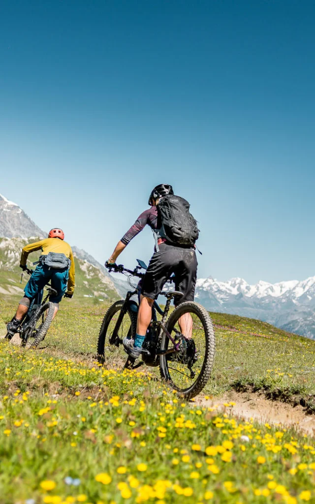 Deux personnes en VTT sur les pistes du Bike Park Tignes - Val d'Isère