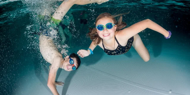 Enfants dans l'eau au Centre Aquasportif de Val d'Isère