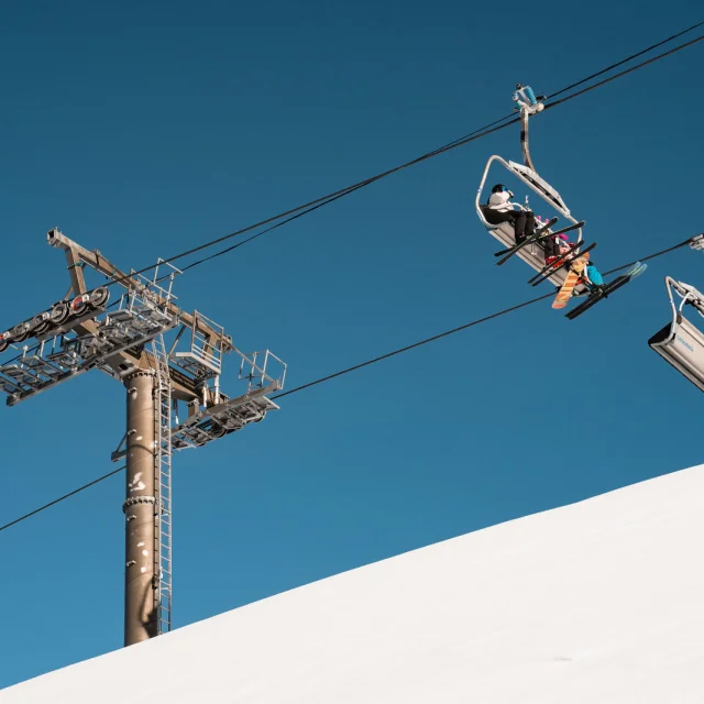 Télésiège en hiver avec des amis à Val d'Isère