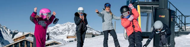 Famille avec enfants qui s'amusent dans l'espace ludique Val Kids à Solaise à Val d'Isère