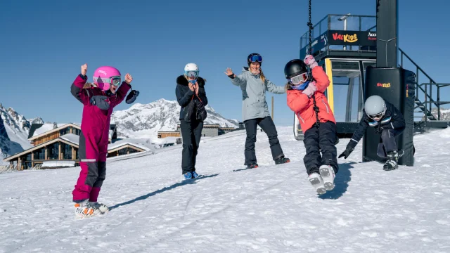 Famille avec enfants qui s'amusent dans l'espace ludique Val Kids à Solaise à Val d'Isère