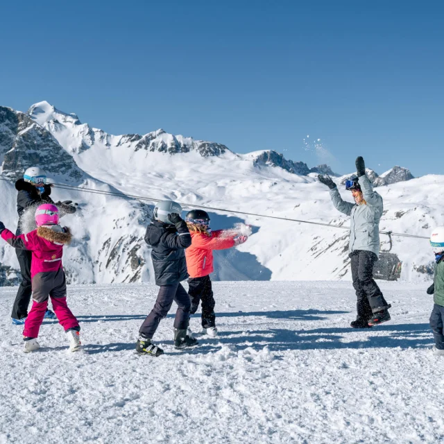 Famille avec enfants qui s'amusent dans la neige Solaise à Val d'Isère