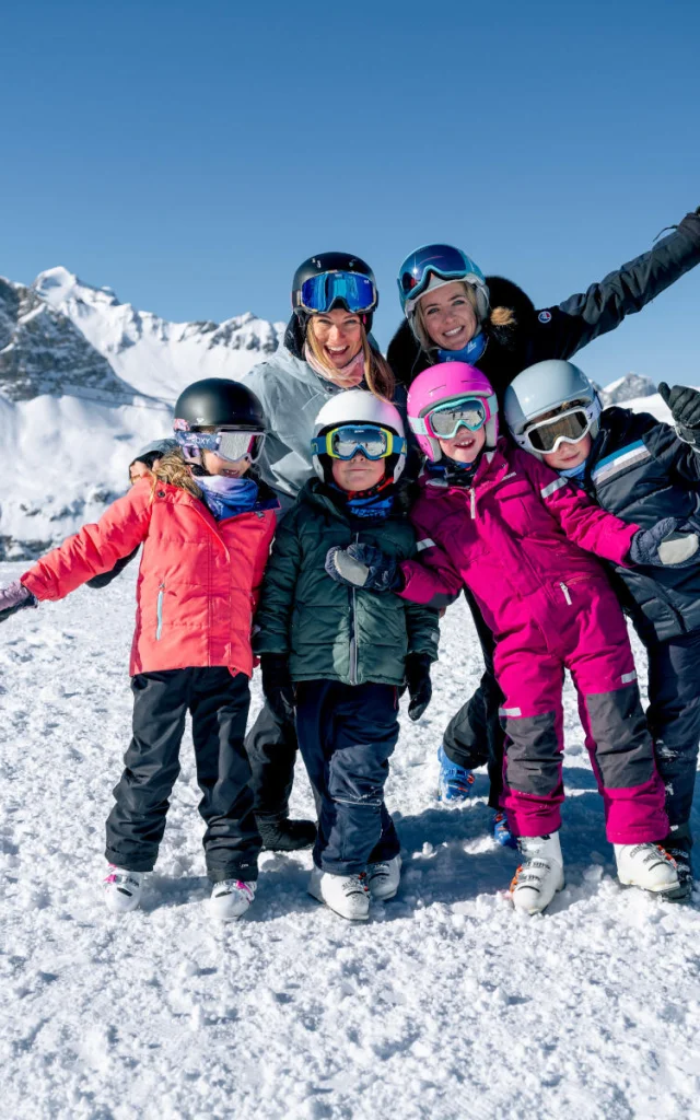 Famille avec enfants au sommet de Solaise en hiver à Val d'Isère