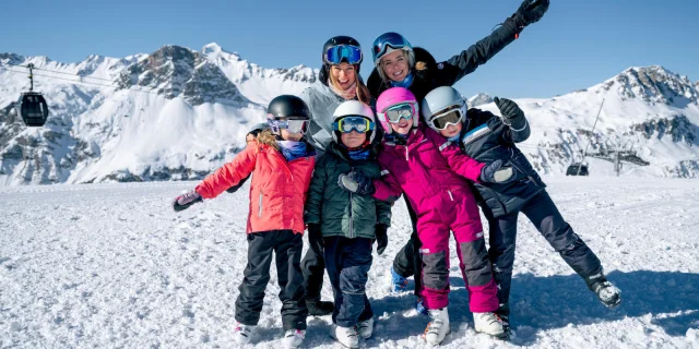 Family with children at the summit of Solaise in winter in Val d'Isère