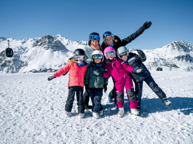 Famille avec enfants au sommet de Solaise en hiver à Val d'Isère