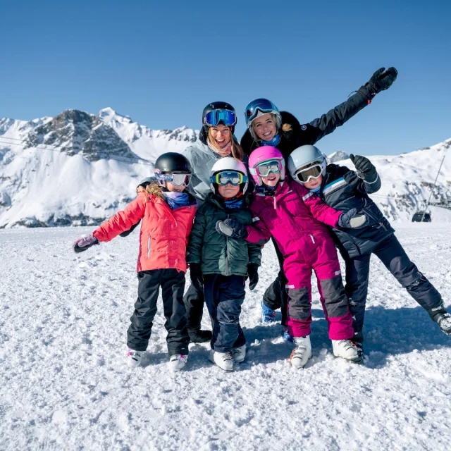 Famille avec enfants au sommet de Solaise en hiver à Val d'Isère