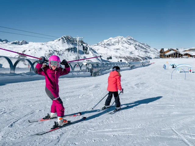 Enfants qui s'amusent en ski sur l'espace ludique Val Kids au sommet de Solaise à Val d'Isère