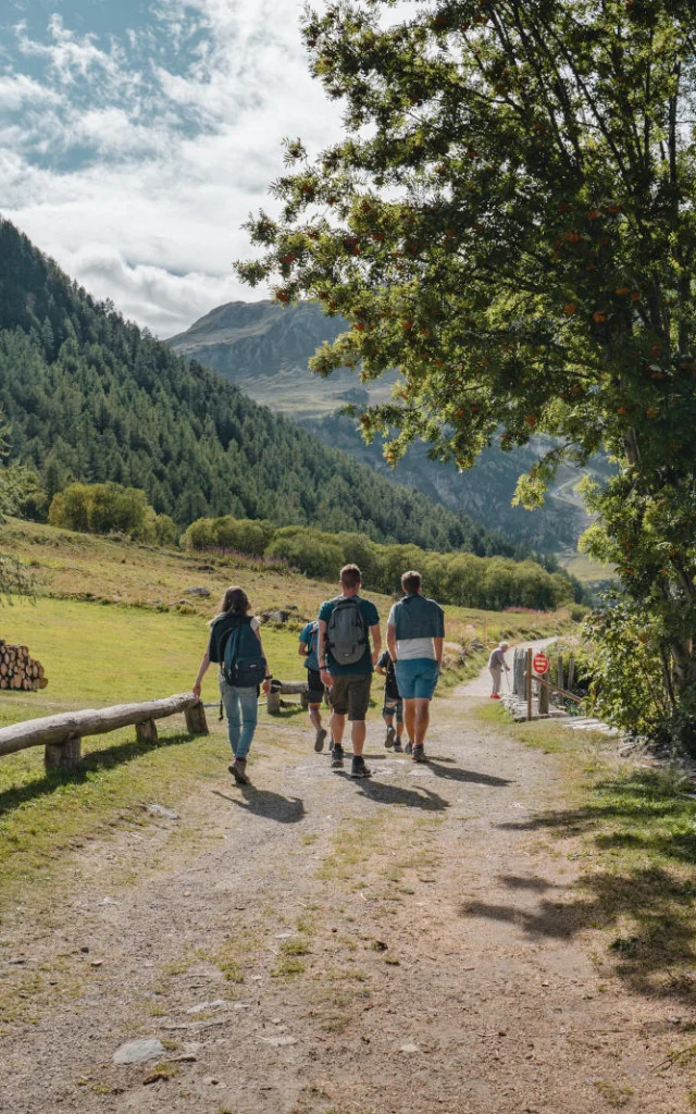 Balade dans le village entre amis en été à Val d'Isère