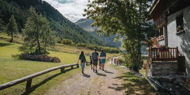 Balade dans le village entre amis en été à Val d'Isère